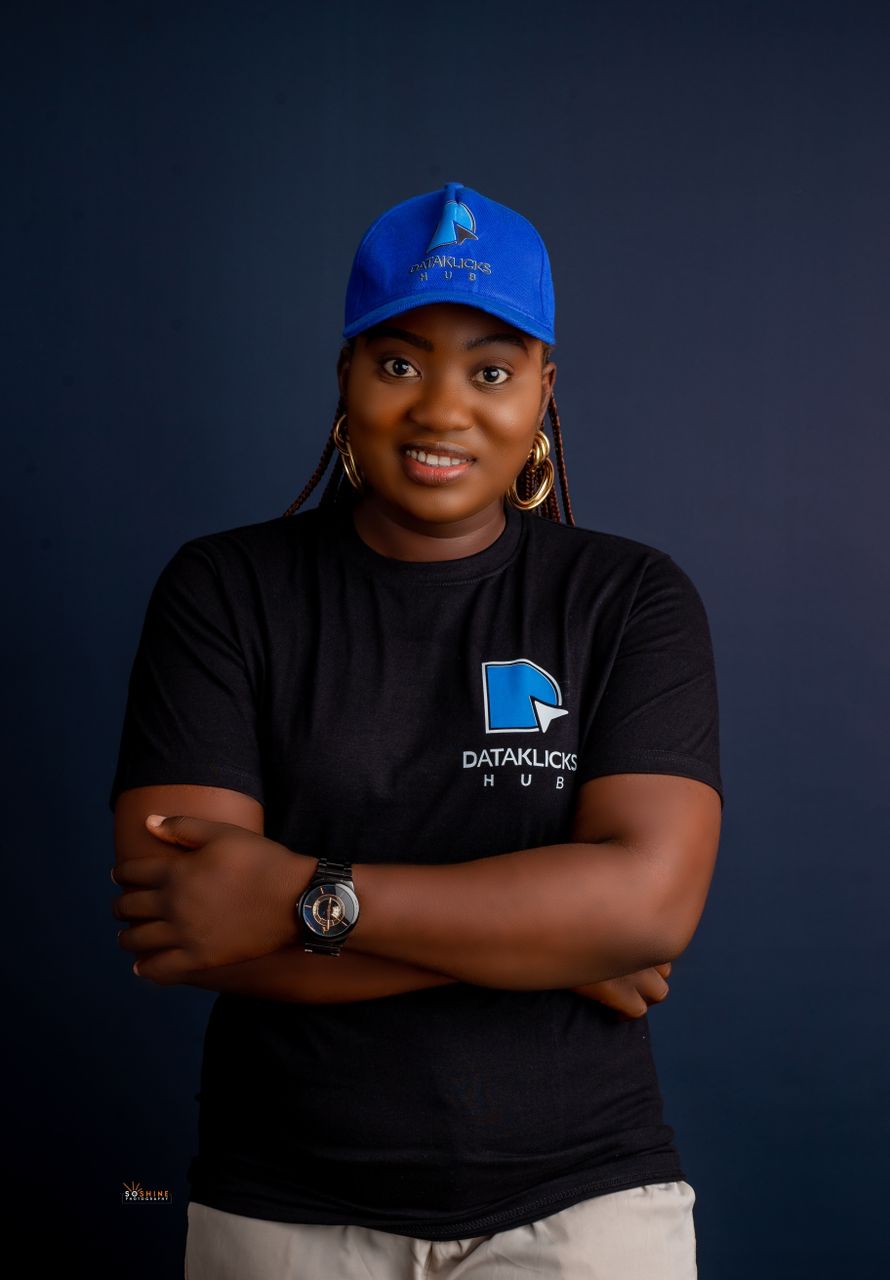 Elizabeth Gideon in DataKlicks Hub branded tee and cap