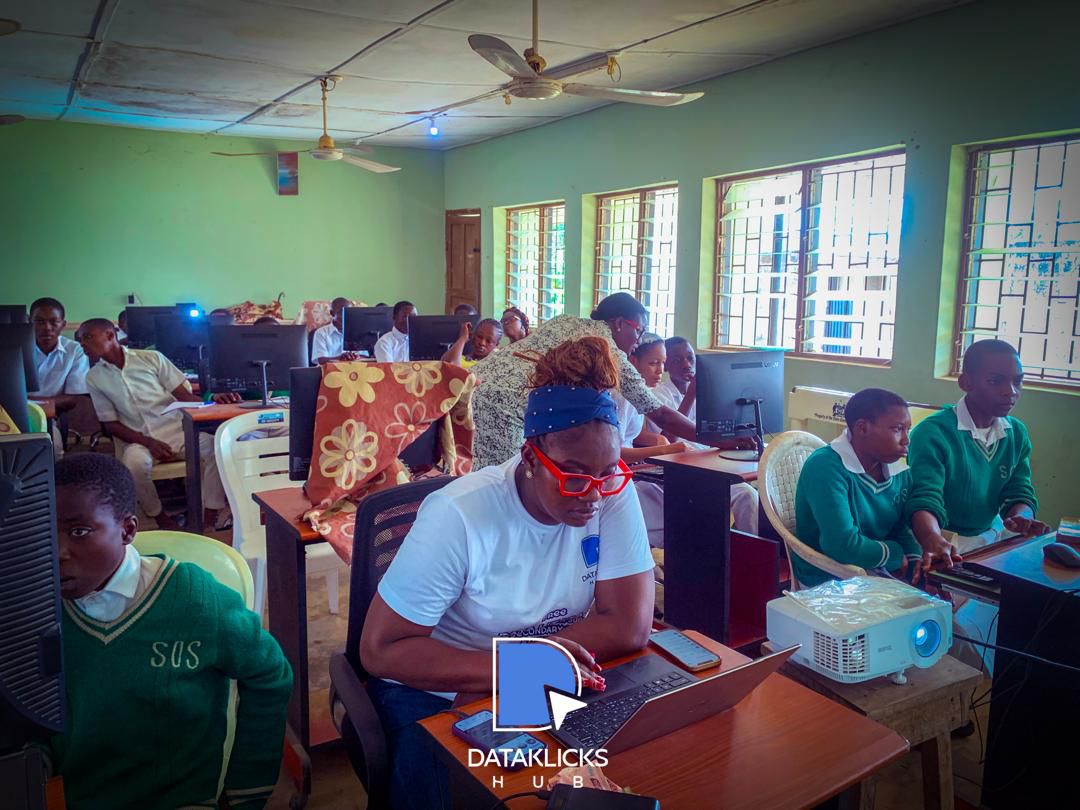 Students learning in a DataKlicks Hub session